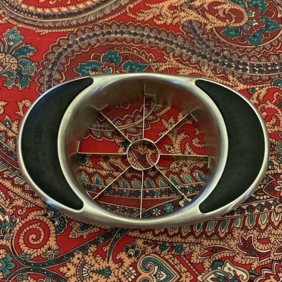 Metal silver and black easy grip apple slicers. See photos for details - Picture 2 of 5